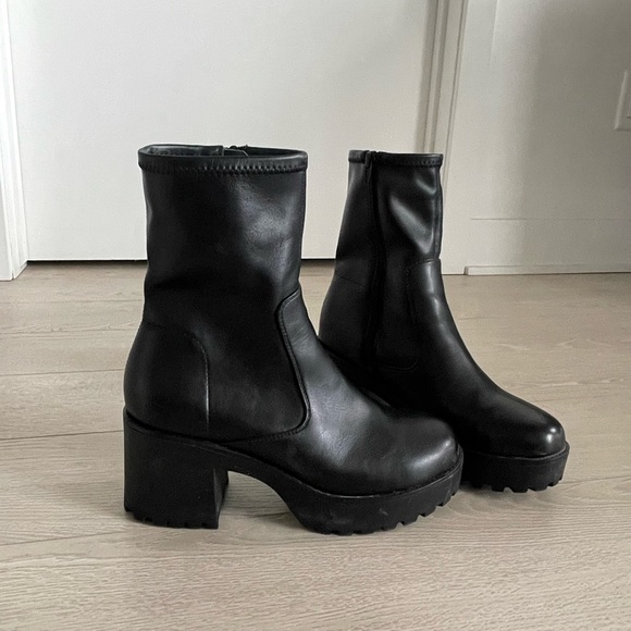 Heeled ankle boots - Picture 4 of 4